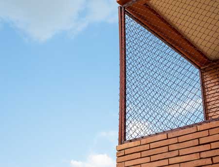 Als letzte Maßnahme gegen Tauben kann ein Netz am Balkon montiert werden