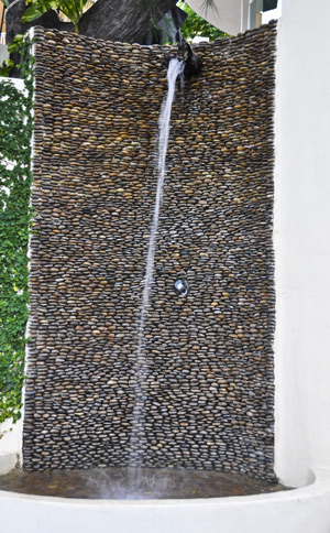 Natursteinwand für die Gartendusche