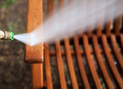 Vor dem Anstrich die Gartenmöbel gründlich reinigen