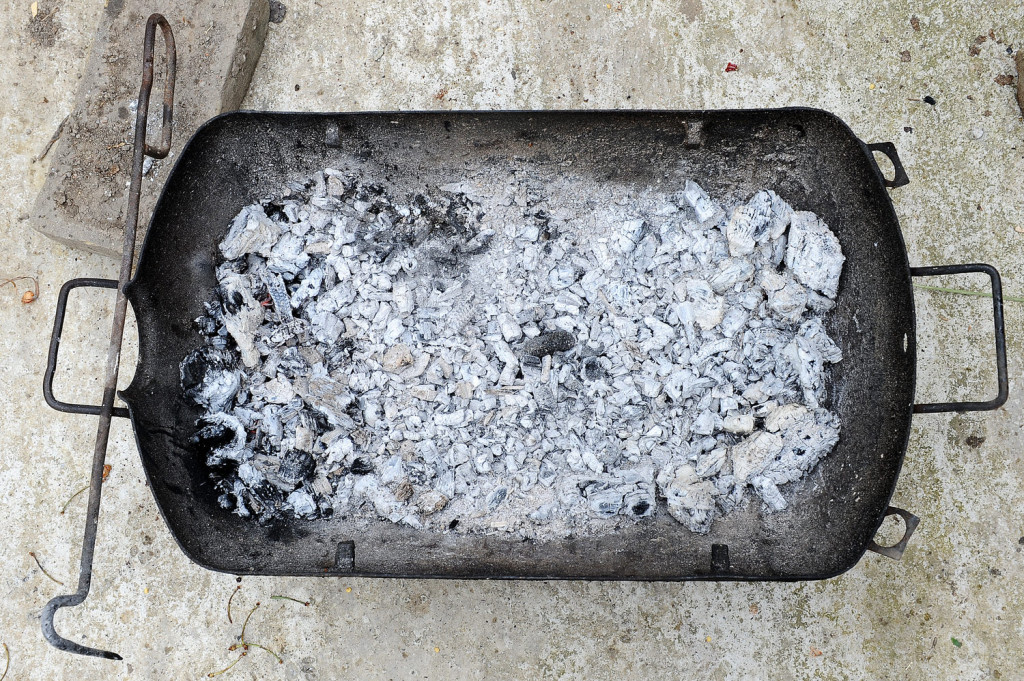 Holzasche im Garten als Dünger und Kompostierer verwenden