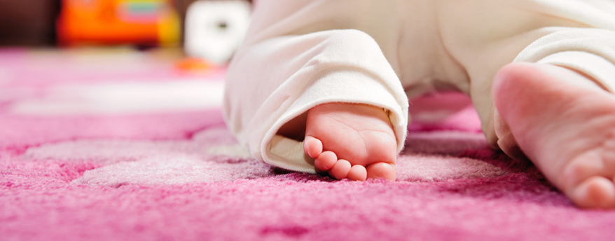 Teppich, Kleidung, Möbel: Wählen Sie schadstoffarme Materialien für Ihr Baby