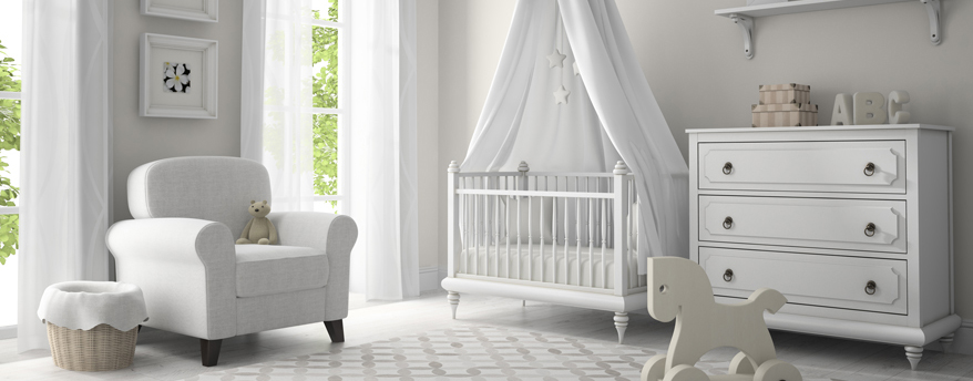 Gitterbett, Wickelkommode und ein Sessel sind wichtige Bestandteile im Babyzimmer