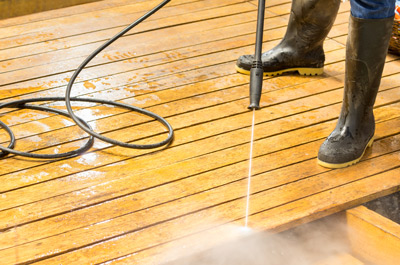 Holzterrasse mit Wasser und Waschsoda reinigen