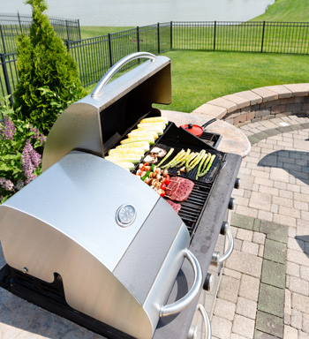 Ein Gasgrill ist Standard in der Outdoor-Küche