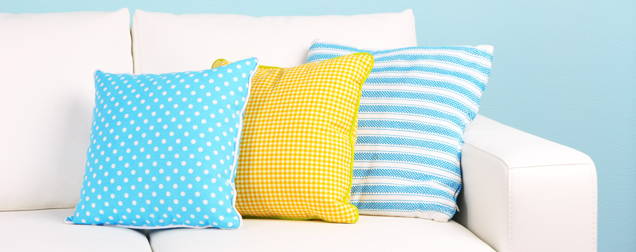 Bildquelle: © Africa Studio/shutterstock.com Gute Farbkombination: Pastelltöne wie Kissen in hellblau und gelb passen zum Shabby-Chic