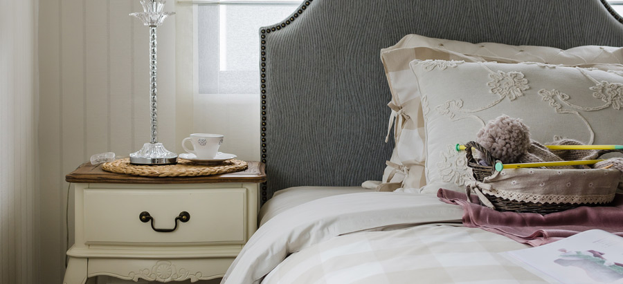 Nachtkommode und Bett im Shabby-Chic-Look verbreiten im Schlafzimmer Gemütlichkeit