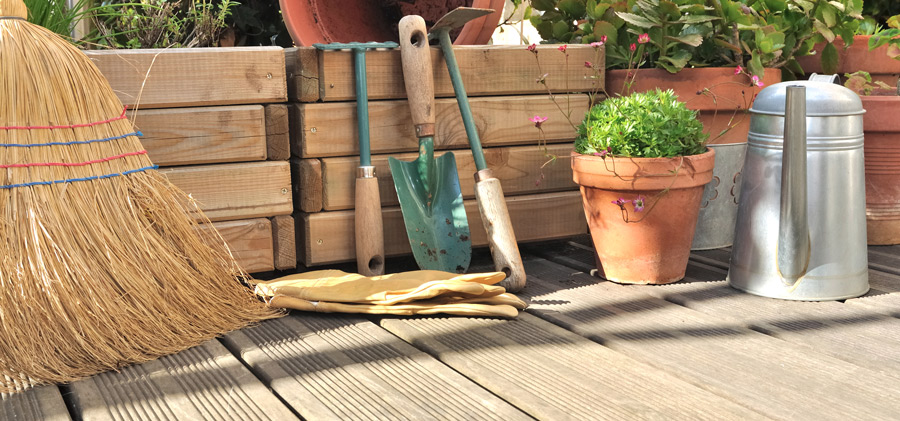 Nach gründlicher Reinigung mit Wasser und Besen ist eine genaue Inspektion der Holzterrasse ratsam