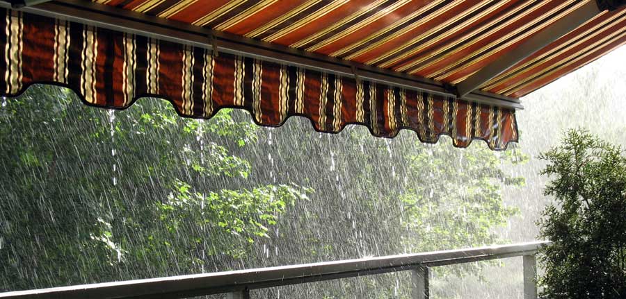 Regenschauer sind mit einer Markise über der Terrasse kein Problem mehr