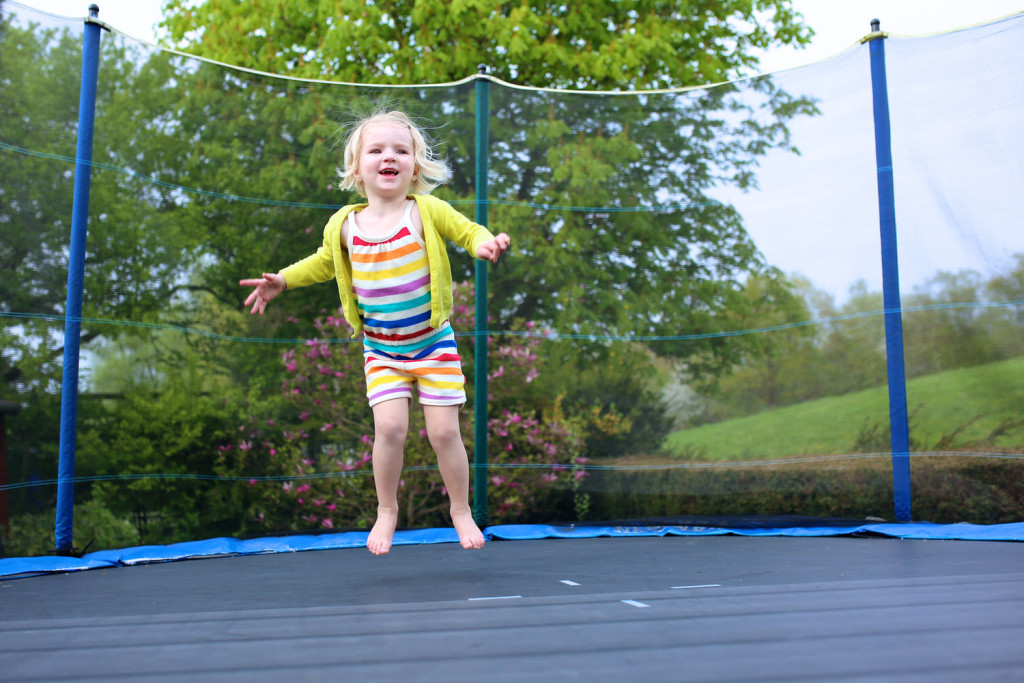 Ein Trampolin im Garten bringt Kinderaugen zum Strahlen