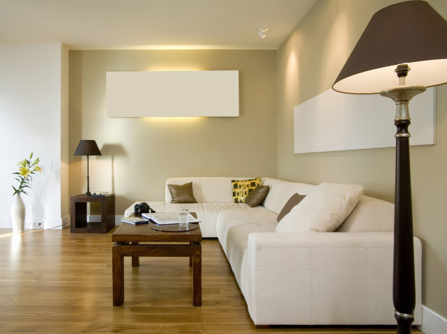 Farbgestaltung: Helle Wände lassen das Wohnzimmer offen und luftig wirken