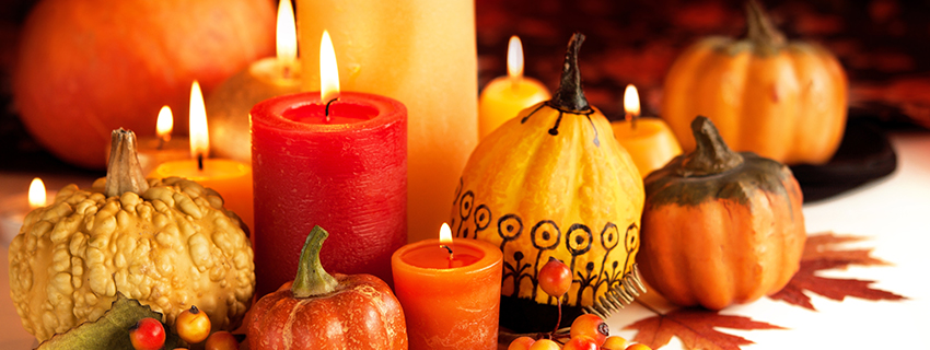 Kerzen in warmen Farben gehören im Herbst unbedingt zur Dekoration