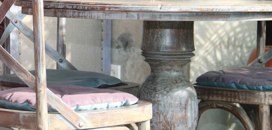 Möbel mit Holzmaserung für den Vintage-Look nur einmal mit Acrylfarbe streichen und dann glatt schleifen