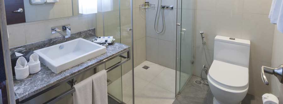 Möbel mit mehreren Funktionen sind in kleinen Badezimmern eine Platzersparnis - zum Beispiel ein Waschtisch mit integriertem Handtuchhalter