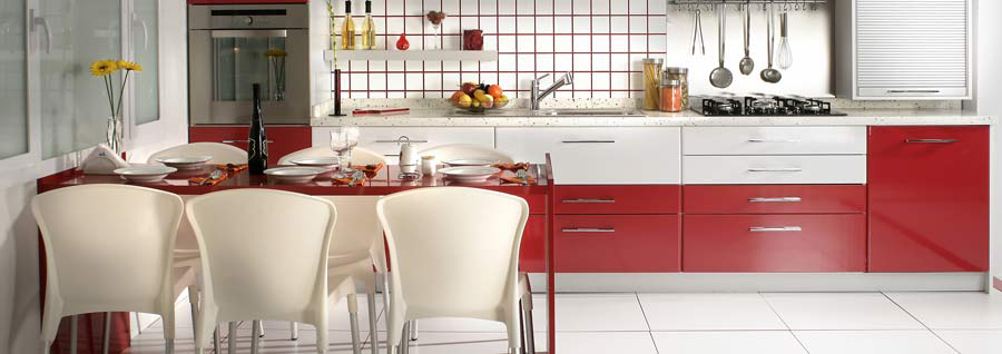 Diese Küche vereint einen perfekten Stilmix durch ihre rot-weiße Farbkombination sowie Metall und Kunststoff als Materialien