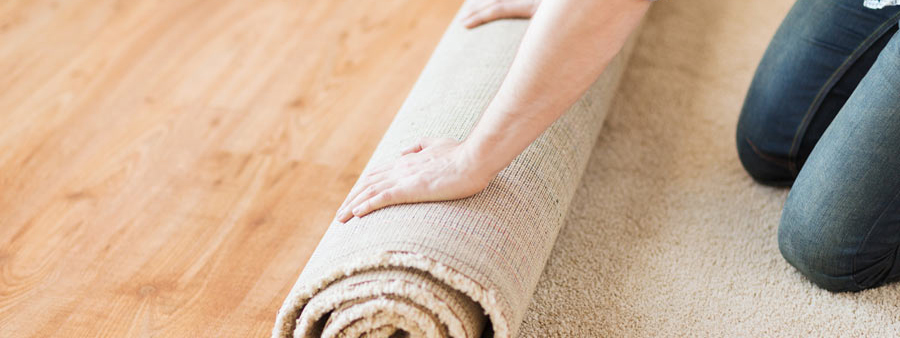 Rollen Sie den Teppich als ersten Schritt lose im gesamten Raum aus, damit er sich setzen kann