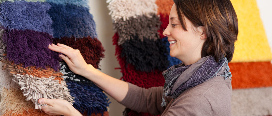 Riesige Auswahl: Teppiche gibt es in vielen Farben und Materialien, wie etwa den flauschigen Hochflor