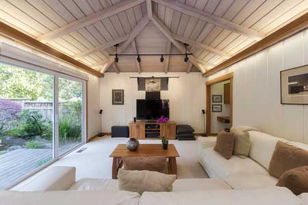 Wohnzimmer mit hohen Decken und moderner LED-Beleuchtung