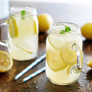 Klassische Limonade aus Zitrone und Läuterzucker