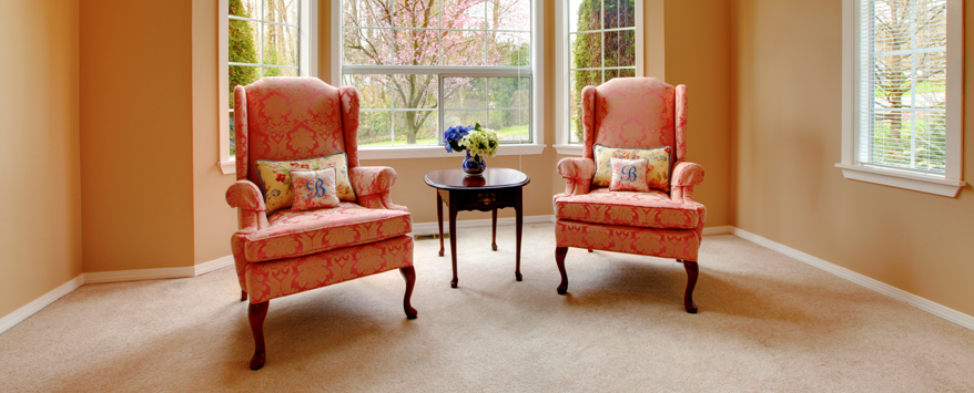 Gemusterte Möbel und bedruckte Textilien sind typisch für den gemütlichen Landhausstil