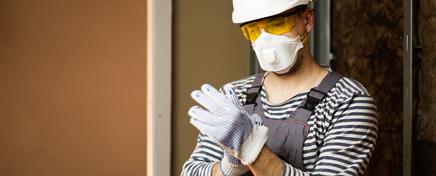 Der Beton staubt, ziehen Sie daher Schutzkleidung mit Augenschutz, Atemmaske und Handschuhen an