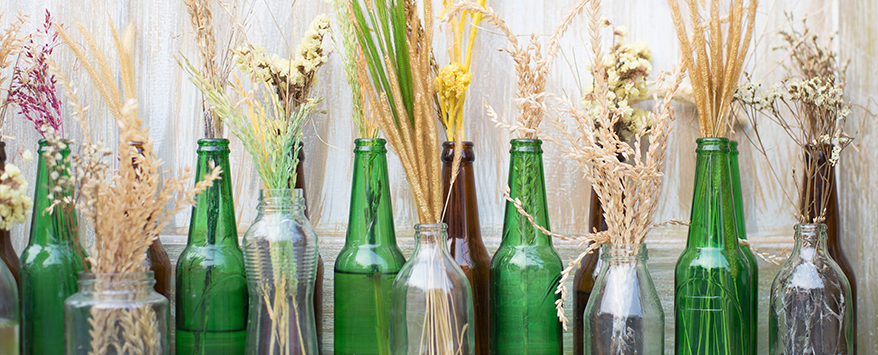 Gereinigte Glasflaschen können als selbstgemachte Vasen verwendet werden