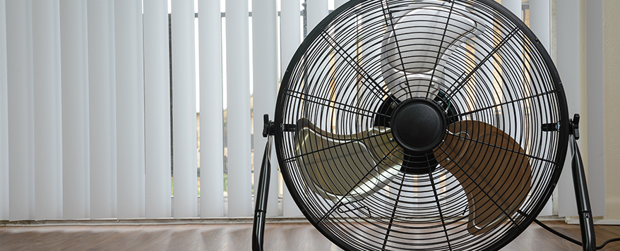 Ein Ventilator ist eine gute Alternative zur Klimaanlage und kann im Winter einfach verstaut werden