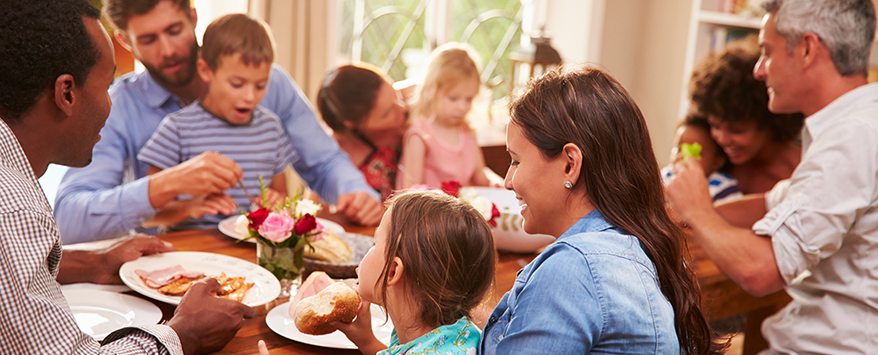 Der Ausziehtisch bietet Platz für Familie und Gäste