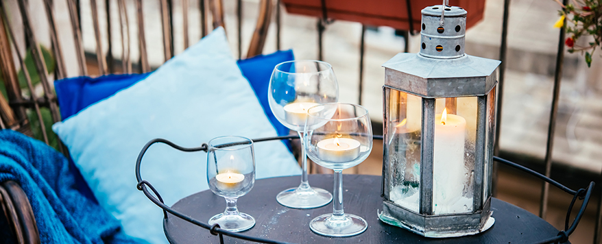 Besinnliche Tage auf Ihrem Balkon mit klassischen Windlichtern und Laternen