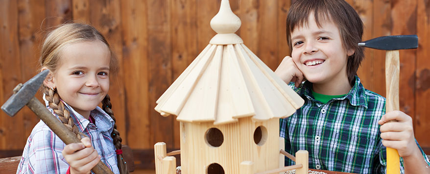 Kinder basteln gerne an einem selbstgebauten Futterhäuschen