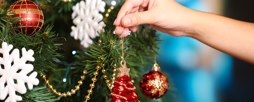 Ein Kunstbaum in Naturoptik ist eine gute Alternative zum Tannenbaum