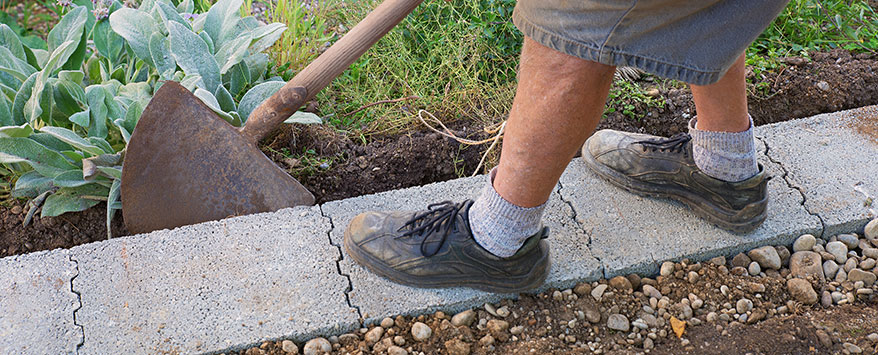 Bei starkem Gefälle Stützelemente durch ein Betonfundament sichern