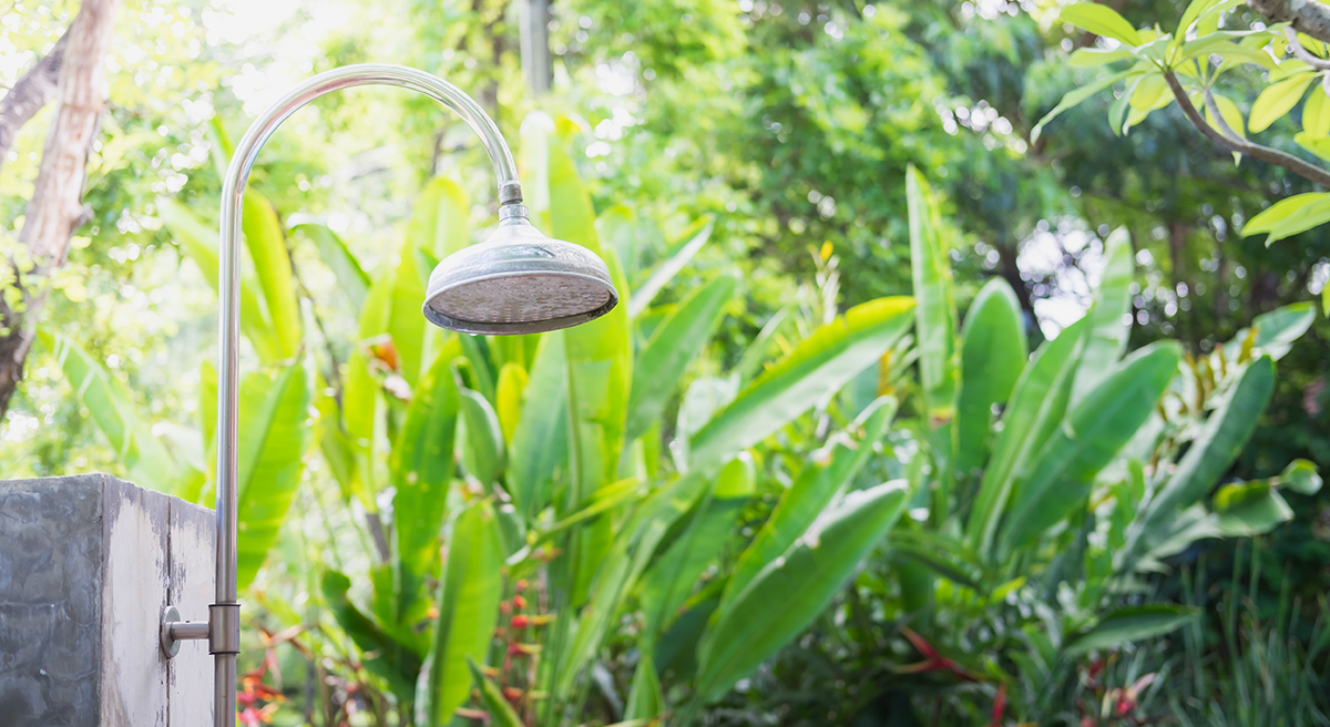 Eine Dusche im Garten bietet ein ganz besonderes Ambiente.