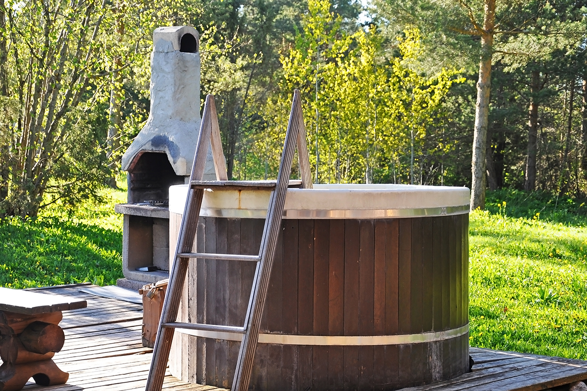 Ein Badebottich und Outdoor-Wellnessbereich gehört zur Sauna einfach dazu