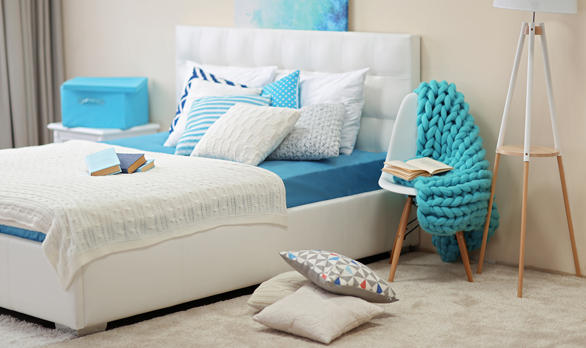 Weiße Möbel lassen sich besonders gut mit starken Farben kominieren - hier im maritimen Stil.