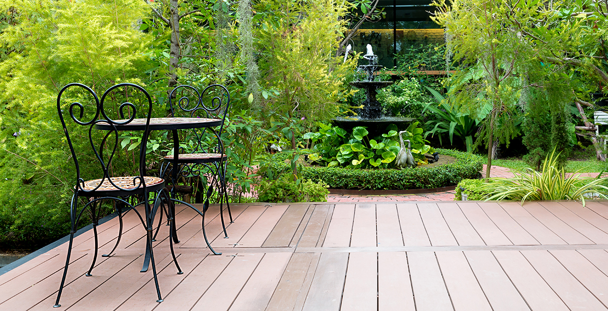 Mit ausgewählter Randbepflanzung und viel natürlichem Holz hat ein Terrassengarten ein ganz besonderes Flair.